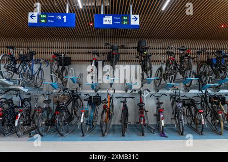 Nouveau parking pour vélos à la gare centrale d'Amsterdam, IJboulevard, espace pour environ 4000 vélos, suivi numériquement, métro, connexion directe Banque D'Images