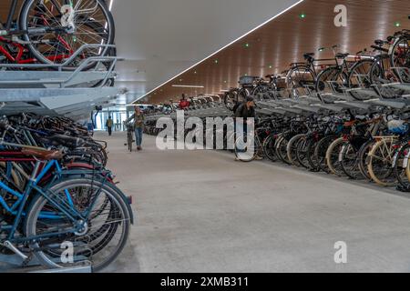 Nouveau parking pour vélos à la gare centrale d'Amsterdam, IJboulevard, espace pour environ 4000 vélos, suivi numériquement, métro, connexion directe Banque D'Images