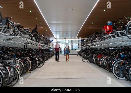 Nouveau parking pour vélos à la gare centrale d'Amsterdam, IJboulevard, espace pour environ 4000 vélos, suivi numériquement, métro, connexion directe Banque D'Images