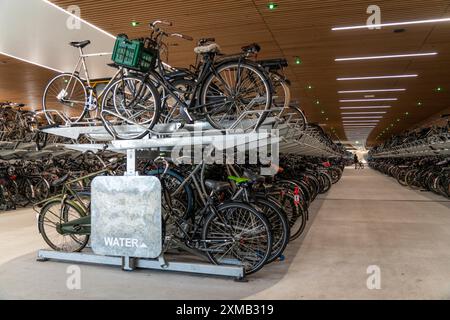 Nouveau parking pour vélos à la gare centrale d'Amsterdam, IJboulevard, espace pour environ 4000 vélos, suivi numériquement, métro, connexion directe Banque D'Images