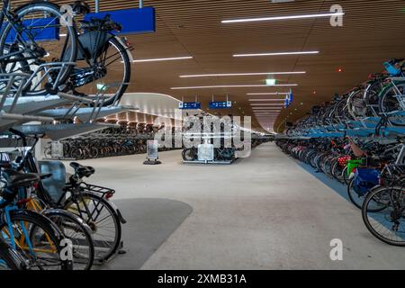 Nouveau parking pour vélos à la gare centrale d'Amsterdam, IJboulevard, espace pour environ 4000 vélos, suivi numériquement, métro, connexion directe Banque D'Images