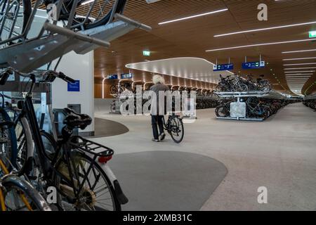 Nouveau parking pour vélos à la gare centrale d'Amsterdam, IJboulevard, espace pour environ 4000 vélos, suivi numériquement, métro, connexion directe Banque D'Images