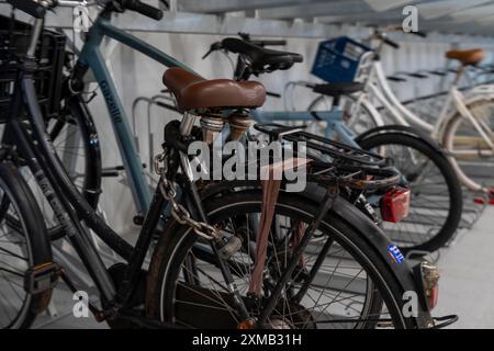 Nouveau parking pour vélos à la gare centrale d'Amsterdam, IJboulevard, espace pour environ 4000 vélos, suivi numériquement, métro, connexion directe Banque D'Images