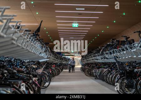 Nouveau parking pour vélos à la gare centrale d'Amsterdam, IJboulevard, espace pour environ 4000 vélos, suivi numériquement, métro, connexion directe Banque D'Images