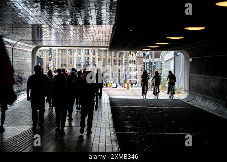 Sentier pédestre et piste cyclable, autoroute cyclable, Cuyperspassage, métro à la gare centrale, Amsterdam Centraal, pays-Bas Banque D'Images