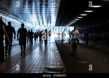 Sentier pédestre et piste cyclable, autoroute cyclable, Cuyperspassage, métro à la gare centrale, Amsterdam Centraal, pays-Bas Banque D'Images