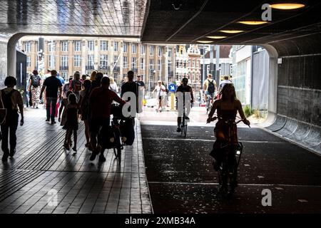 Sentier pédestre et piste cyclable, autoroute cyclable, Cuyperspassage, métro à la gare centrale, Amsterdam Centraal, pays-Bas Banque D'Images