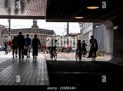 Sentier pédestre et piste cyclable, autoroute cyclable, Cuyperspassage, métro à la gare centrale, Amsterdam Centraal, pays-Bas Banque D'Images