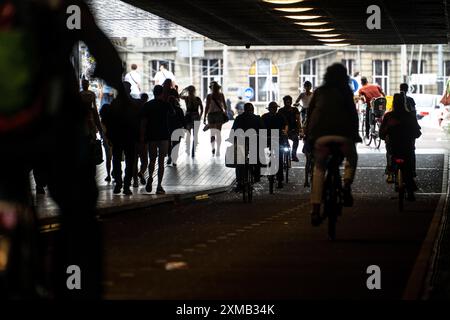 Sentier pédestre et piste cyclable, autoroute cyclable, Cuyperspassage, métro à la gare centrale, Amsterdam Centraal, pays-Bas Banque D'Images