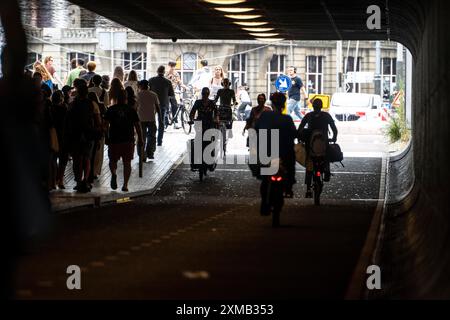 Sentier pédestre et piste cyclable, autoroute cyclable, Cuyperspassage, métro à la gare centrale, Amsterdam Centraal, pays-Bas Banque D'Images