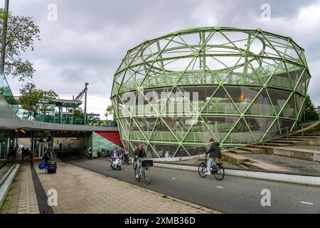 Le Fiestappel, parking pour vélos pour plus de 900 vélos, en forme de pomme stylisée, à Alphen aan den Rijn, directement à la gare ferroviaire et routière Banque D'Images