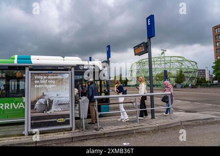 Le Fiestappel, parking pour vélos pour plus de 900 vélos, en forme de pomme stylisée, à Alphen aan den Rijn, directement à la gare ferroviaire et routière Banque D'Images