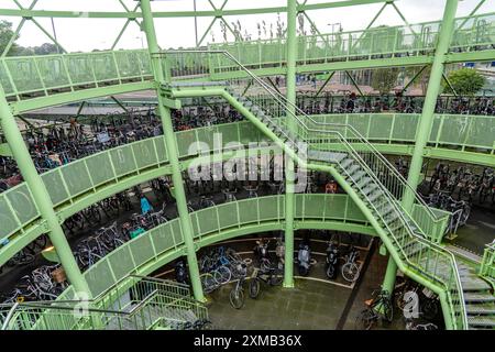 Le Fiestappel, parking pour vélos pour plus de 900 vélos, en forme de pomme stylisée, à Alphen aan den Rijn, directement à la gare ferroviaire et routière Banque D'Images