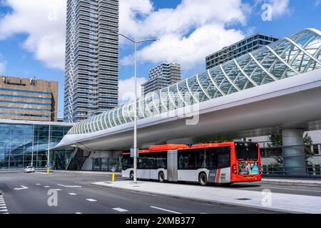 Station de bus, connexion de transport public à la gare centrale de la Haye, Centraal Station, station de métro, métro, Overground, transports locaux Banque D'Images