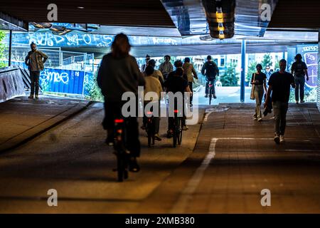 Sentier pédestre et piste cyclable, Smakkelaarskade, autoroute cyclable, métro à la gare centrale, Utrecht Centraal, pays-Bas Banque D'Images