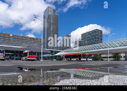 Station de bus, connexion de transport public à la gare centrale de la Haye, Centraal Station, station de métro, métro, Overground, transports locaux Banque D'Images