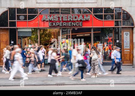 Boutique de souvenirs sur la rue commerçante Damrak, de nombreux touristes, visiteurs, Amsterdam, pays-Bas Banque D'Images