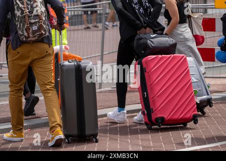 Touristes avec bagages, valises à roulettes, à la gare centrale d'Amsterdam, pays-Bas Banque D'Images
