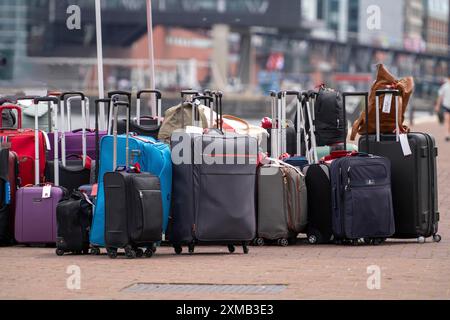 Bagages en attente d'être chargés sur les bateaux de croisière fluviale au Viking Cruise Port Amsterdam, pays-Bas Banque D'Images