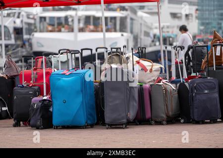 Bagages en attente d'être chargés sur les bateaux de croisière fluviale au Viking Cruise Port Amsterdam, pays-Bas Banque D'Images