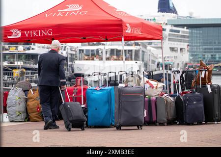 Bagages en attente d'être chargés sur les bateaux de croisière fluviale au Viking Cruise Port Amsterdam, pays-Bas Banque D'Images