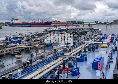 Pétroliers intérieurs en attente de nouvelles cargaisons, dans le port pétrolier, port maritime de Rotterdam, Maasvlakte, Rotterdam pays-Bas Banque D'Images