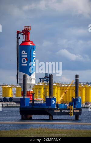 Plate-forme avec le système IQIP EQ-Piling, pour le pieu silencieux des tuyaux en acier, comme fondation dans le fond marin, pour les éoliennes offshore, to Banque D'Images