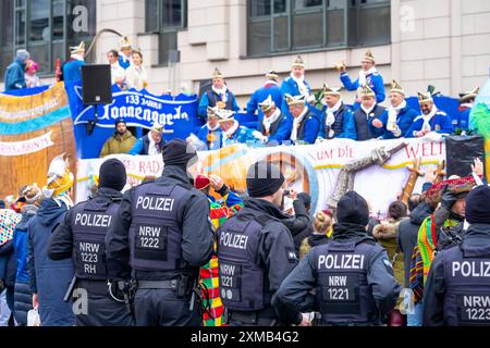 Procession du lundi rose à Duesseldorf, carnaval de rue, opération de police, les policiers sécurisent la procession du carnaval Banque D'Images