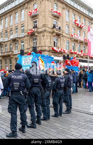 Procession du lundi rose à Duesseldorf, carnaval de rue, opération de police, les policiers sécurisent la procession du carnaval Banque D'Images