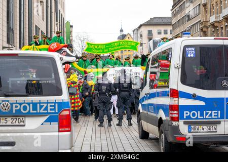 Procession du lundi rose à Duesseldorf, carnaval de rue, opération de police, les policiers sécurisent la procession du carnaval Banque D'Images