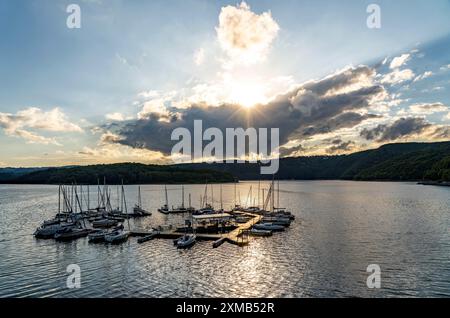 Lac Rursee, réservoir dans le Parc National de l'Eifel, rive nord-est près de Heimbach, près du barrage de Rur Schwammenauel, voiliers sur le flottant Banque D'Images