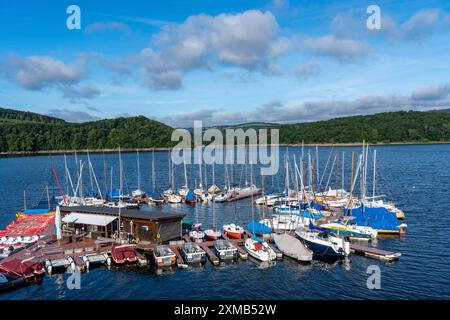 Lac Rursee, réservoir dans le Parc National de l'Eifel, rive nord-est près de Heimbach, près du barrage de Rur Schwammenauel, voiliers sur le flottant Banque D'Images