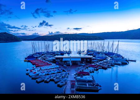 Lac Rursee, réservoir dans le Parc National de l'Eifel, rive nord-est près de Heimbach, près du barrage de Rur Schwammenauel, voiliers sur le flottant Banque D'Images