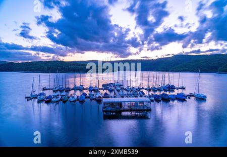 Lac Rursee, réservoir dans le Parc National de l'Eifel, rive nord-est près de Heimbach, près du barrage de Rur Schwammenauel, voiliers sur le flottant Banque D'Images