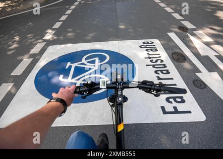 Piste cyclable, les cyclistes ont la priorité sur le trafic automobile, de nouvelles pistes cyclables à travers Essen, ici dans le quartier Ruettenscheid, Kahrstrasse, une partie de la Banque D'Images