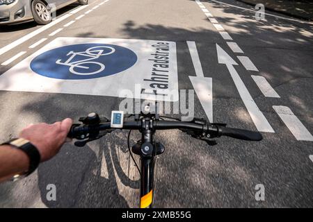 Piste cyclable, les cyclistes ont la priorité sur le trafic automobile, de nouvelles pistes cyclables à travers Essen, ici dans le quartier Ruettenscheid, Kahrstrasse, une partie de la Banque D'Images