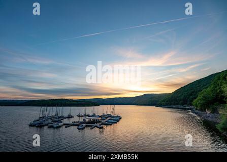 Lac Rursee, réservoir dans le Parc National de l'Eifel, rive nord-est près de Heimbach, près du barrage de Rur Schwammenauel, voiliers sur le flottant Banque D'Images