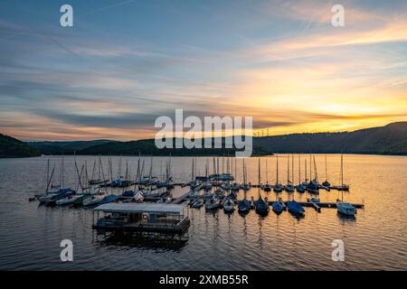 Lac Rursee, réservoir dans le Parc National de l'Eifel, rive nord-est près de Heimbach, près du barrage de Rur Schwammenauel, voiliers sur le flottant Banque D'Images