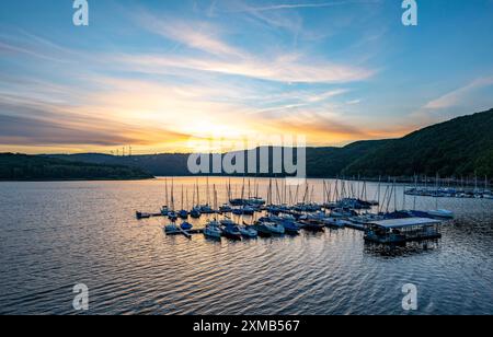 Lac Rursee, réservoir dans le Parc National de l'Eifel, rive nord-est près de Heimbach, près du barrage de Rur Schwammenauel, voiliers sur le flottant Banque D'Images