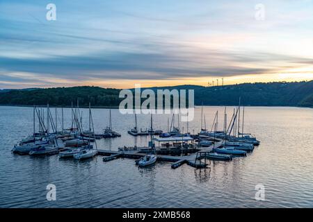 Lac Rursee, réservoir dans le Parc National de l'Eifel, rive nord-est près de Heimbach, près du barrage de Rur Schwammenauel, voiliers sur le flottant Banque D'Images