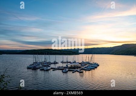 Lac Rursee, réservoir dans le Parc National de l'Eifel, rive nord-est près de Heimbach, près du barrage de Rur Schwammenauel, voiliers sur le flottant Banque D'Images