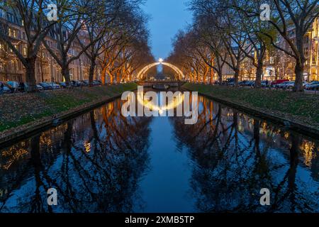 Koenigsallee, Koe, élégante rue commerçante dans le centre-ville de Duesseldorf, arc de lumière sur le canal de la ville, Noël, Nord Banque D'Images