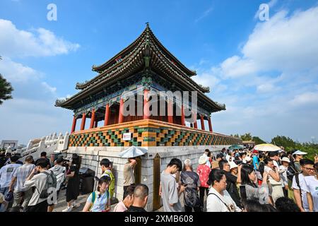 (240727) -- PÉKIN, 27 juillet 2024 (Xinhua) -- les gens visitent le pavillon Wanchun au sommet du parc Jingshan à Pékin, capitale de la Chine, le 16 juillet 2024. L’Organisation des Nations Unies pour l’éducation, la science et la culture (UNESCO) a annoncé samedi l’inscription de l’axe central de Beijing : un ensemble de bâtiments exposant l’ordre idéal de la capitale chinoise, sur sa liste du patrimoine mondial. (Xinhua/Chen Yehua) Banque D'Images