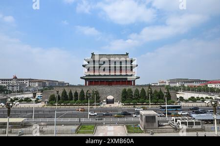 (240727) -- PÉKIN, 27 juillet 2024 (Xinhua) -- la porte Zhengyang est photographiée depuis sa tour à flèches à Pékin, capitale de la Chine, le 21 juillet 2024. L’Organisation des Nations Unies pour l’éducation, la science et la culture (UNESCO) a annoncé samedi l’inscription de l’axe central de Beijing : un ensemble de bâtiments exposant l’ordre idéal de la capitale chinoise, sur sa liste du patrimoine mondial. (Xinhua/Chen Yehua) Banque D'Images