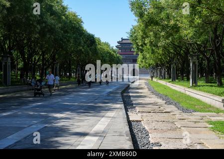 (240727) -- PÉKIN, 27 juillet 2024 (Xinhua) -- Une section de l'ancien trottoir (R) est photographiée au parc Yongdingmen à Pékin, capitale de la Chine, le 18 juillet 2024. L’Organisation des Nations Unies pour l’éducation, la science et la culture (UNESCO) a annoncé samedi l’inscription de l’axe central de Beijing : un ensemble de bâtiments exposant l’ordre idéal de la capitale chinoise, sur sa liste du patrimoine mondial. (Xinhua/Ju Huanzong) Banque D'Images