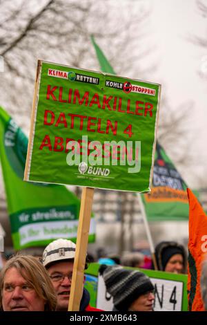 Action de protestation par le mouvement Fridays for future à la centrale à charbon de Datteln 4, contre la mise en service de la centrale, dans le cadre de Banque D'Images