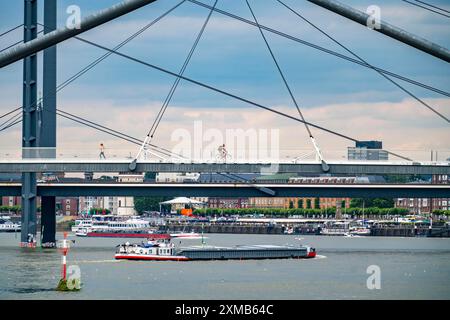 Pont piétonnier sur le Medienhafen, entrée du port et Rheinkniebruecke, sur le Rhin près de Duesseldorf, Rhénanie, Rhénanie du Nord-Westphalie Banque D'Images