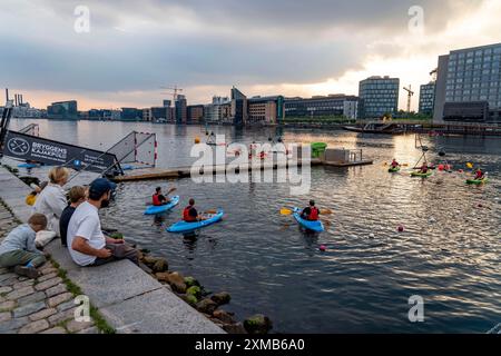 Soirée d'été à Copenhague, au port, aux îles Brygge, les gens qui célèbrent, mangent, boire, se détendre au bord du port, kayak polo, Danemark Banque D'Images