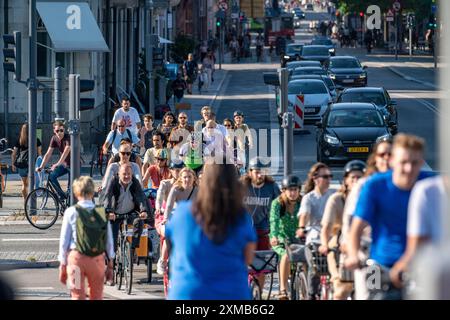 Les cyclistes sur les pistes cyclables, sur la rue Vester Voldgade, dans le centre de Copenhague, considéré comme la capitale mondiale du cyclisme, 45% de la population Banque D'Images