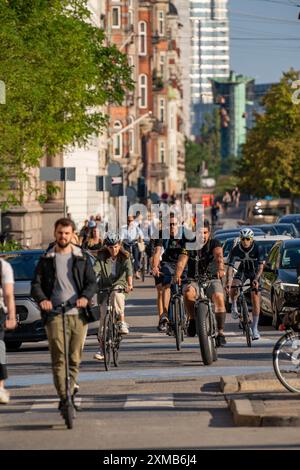 Les cyclistes sur les pistes cyclables, sur la rue Vester Voldgade, dans le centre de Copenhague, considéré comme la capitale mondiale du cyclisme, 45% de la population Banque D'Images